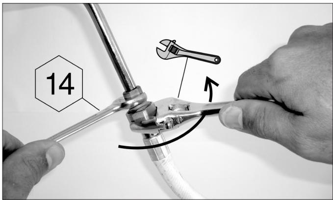CAMPINGAZ EXB Extra-chariot + plancha - 2) To use the equipment with the flexible hose XP D 36-112, G 1/2 and M 20x1.5 nuts: (section e) b)) - 1