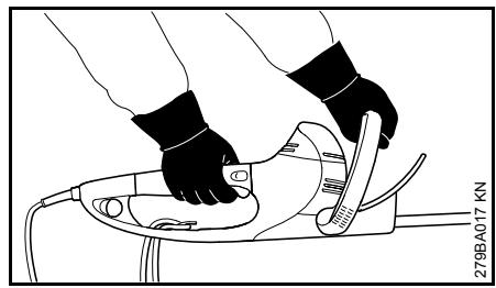 STIHL Hse71-600 - Segurar e conducir o aparelho - 1