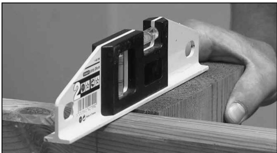 UBBINK SUNWATER ONE 360 - Innanzitutto, pulire a fondo la soletta di cemento e rimuovere eventuali schegge o frammenti presenti sulla parete con della carta vetrata, cosi da rendere i supporti lisci e puliti. - 34