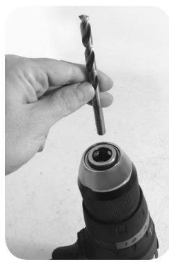 PEUGEOT EnergyDrill-18VPBL1 - Tourner dans le sens inverse, jusqu'au déclic : l'outil est desserré - 2