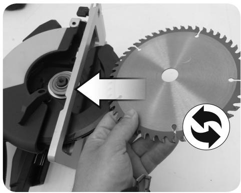 PEUGEOT EnergySaw-C18VBL - - Toujours retirer la batterie de votre machine avant toute opération sur celle-ci (changement consommable par exemple) - 2