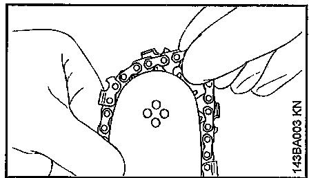 STIHL MS 241 C-M - Montage du guide-chaine et de la chaine (tendeur l'etal) - 4