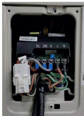 QLIMA SC 54xx - SC 60xx - SC 61xx - AVERTISSEMENT   TOUS LES TRAVAUX DE CÂBLAGE DOIVENT ÉTRE EFFECTUÉS STRICTEMENT CONFORMÉMENT AU SCHEMA DE CÂBLAGE SITUÉ À L'INTÉRIEUR DU COUVERCLE DE L'UNITÉ EXTÉRIEURE. - 5