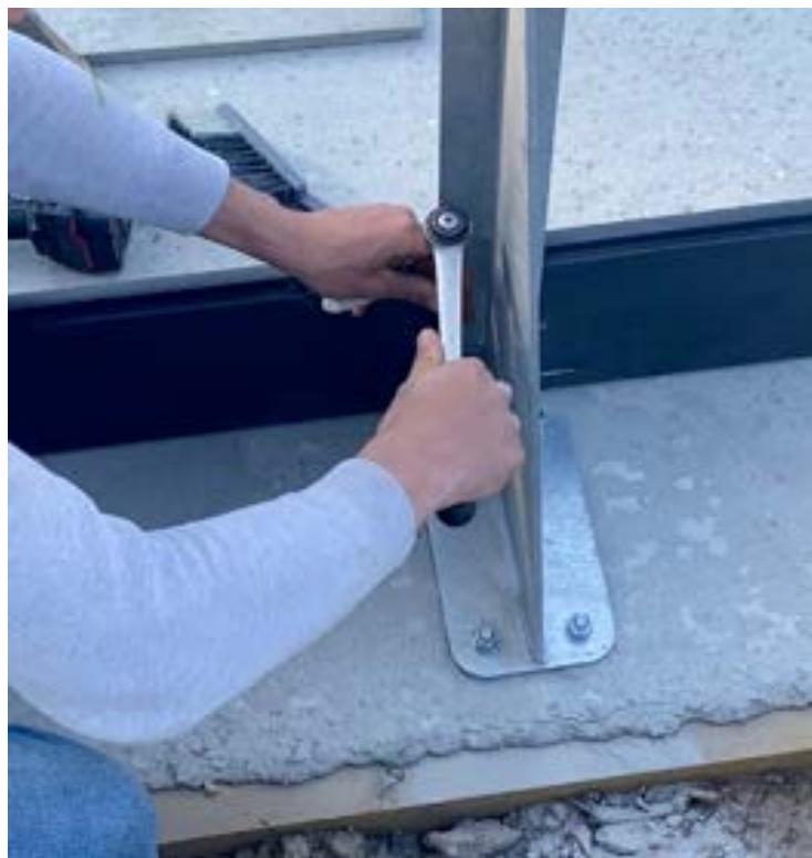 JUSTAPOSE PISCINE COMPOSITE - Étape 2: positionnement et installation des poteaux - 2