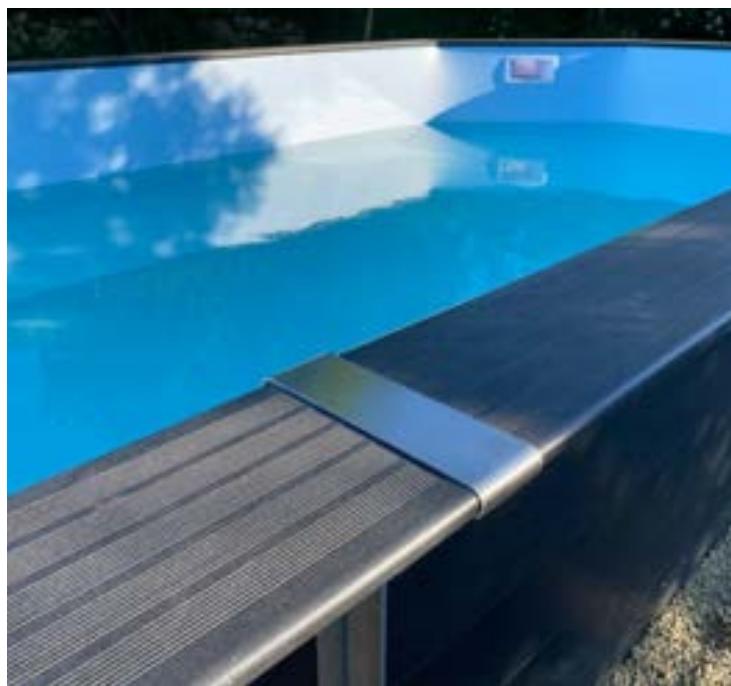 JUSTAPOSE PISCINE COMPOSITE - Installation en place des éclairages sur les margelles - 2