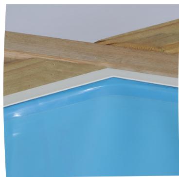 GRE CARRA 3 - FR La buse de refoulement sert a faire entrer I'eau filtrée dans le bassin. Elle traverse la paroi via l'orifice circulaire réservé sur le madrier pré-percé. MISE EN PLACE - 16