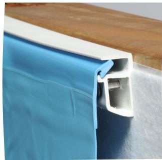 GRE CARRA 3 - FR La buse de refoulement sert a faire entrer I'eau filtrée dans le bassin. Elle traverse la paroi via l'orifice circulaire réservé sur le madrier pré-percé. MISE EN PLACE - 14