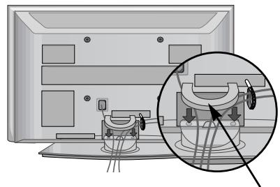 LG 32PG6000 - Instale o CLIPE DE GESTÃO DO CABO, conforme indicado. - 1