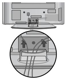LG 32PG6000 - Como remover o clipe de所提供 do cabo - 3