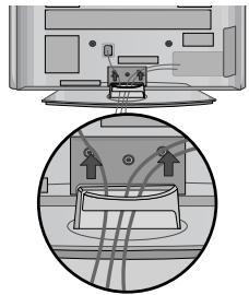 LG 32PG6000 - A kábelvezető kapocs eltávolításá - 3