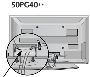 LG 32PG6000 - Nainstalujte DRŽÁK KABELU podle obrázku. - 2