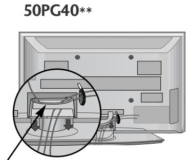 LG 32PG6000 - Pripevnite UCHYTKU NA KÁBLE podla obrázka. - 2