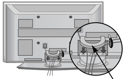 LG 32PG6000 - Helyezze fel a KÁBELVEZETÖ KAPCSOT az abrán láthato mádon. - 1