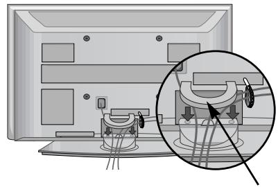 LG 32PG6000 - Montare il clip per cavi come individato alla figura. - 1