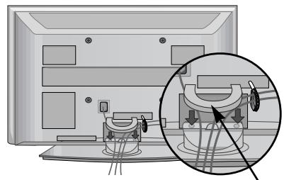 LG 32PG6000 - Kaip parodyta užděkite KABELIÜ TVARKYMO SPAUSTUKA. - 1