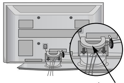LG 32PG6000 - Pripevnite UCHYTKU NA KÁBLE podla obrázka. - 1