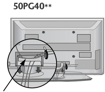 LG 32PG6000 - KABLO YÖNETİMI KLIPSI'ni gosterildigi sekilde yerleştiniz. - 2