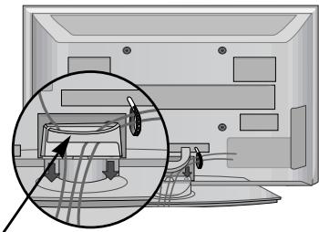 LG 32PG6000 - Kaip parodyta užděkite KABELIÜ TVARKYMO SPAUSTUKA. - 2