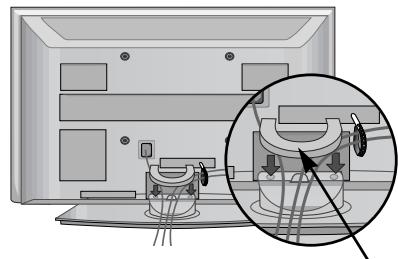 LG 32PG6000 - Nainstalujte DRŽÁK KABELU podle obrázku. - 1