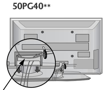 LG 32PG6000 - Helyezze fel a KÁBELVEZETÖ KAPCSOT az abrán láthato mádon. - 2