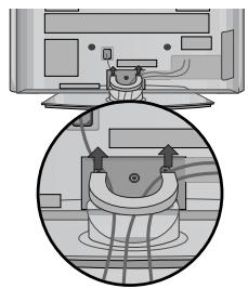 LG 32PG6000 - Kā nonemt kabelu turetaja skavu - 1