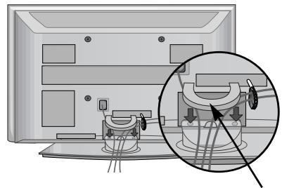LG 32PG6000 - KABLO YÖNETİMI KLIPSI'ni gosterildigi sekilde yerleştiniz. - 1