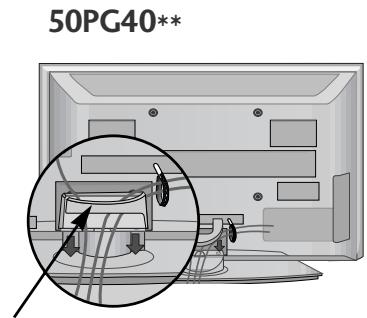 LG 32PG6000 - Montare il clip per cavi come individato alla figura. - 2