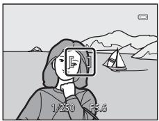 NIKON COOLPIX P500 - Press the shutter-release button halfway. - 2