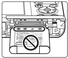 NIKON COOLPIX S225 - Inserting the Battery - 3