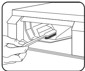 FAURE FWH6100P - Cleaning the drawer recess - 1