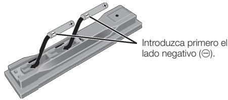 PIONEER BDP-330 - Introduzca las pilas (AA/R6 x 2). Introduzcas en su compartmento como indican las MARAS / . - 1