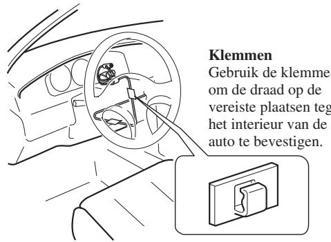 PIONEER AVIC-HD3 - Bevestig de microfoonklem op de stuurkolom. - 2
