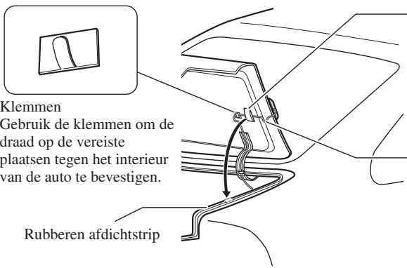 PIONEER AVIC-HD3 - De antennedraad via het kofferdeksel naar binnen leiden - 1