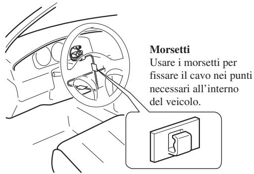 PIONEER AVIC-HD3 - Montare il morsetto del microfono sulla colonna di sterzo. - 2