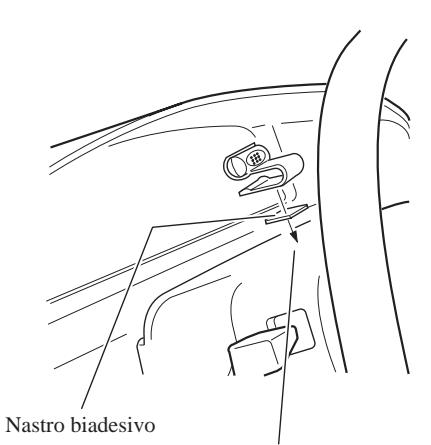 PIONEER AVIC-8DVD - Installare il gancio microfono sulla colonna dello sterzo. - 1