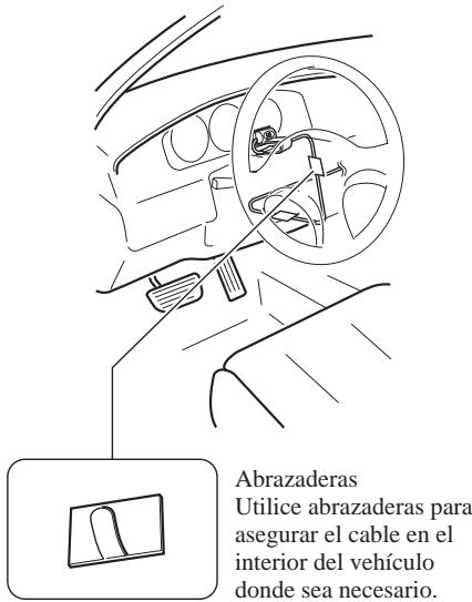 PIONEER AVIC-8DVD - Instale la presilla de micrófono en la base del volante. - 2