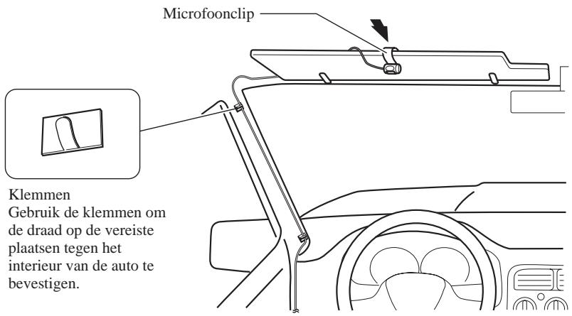 PIONEER AVIC-8DVD - Monteer de microfoonclip op de zonneklep. - 1
