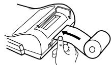 SHARP EL-1801C - Niemals eine gerissene Papierrolle einlagen. Dadurch kann es zu Papierstau kommt. Immer zuerst die Papierkante mit einer Schere gerade schneiden. - 2