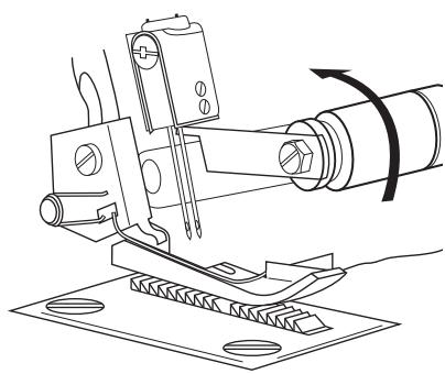 SILVERCREST SON 90 A1 OVERLOCK SEWING MACHINE - Obermesser in Ruhestellung bringen - 2