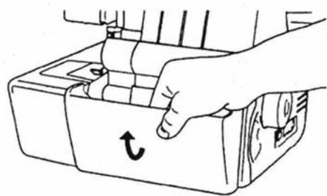 SILVERCREST SON 90 A1 OVERLOCK SEWING MACHINE - Sätta på avfallsbehållaren - 4