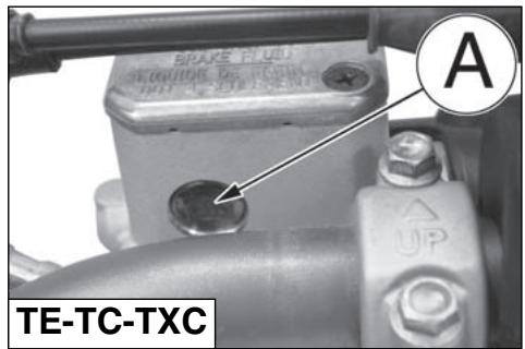 HUSQVARNA SMR 450 - To replace the fluid, proceed as follows: - 9