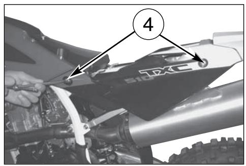 HUSQVARNA SMR 450 - HOW TO REMOVE THE TANK (TC-TXC) - 2