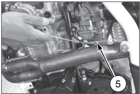 HUSQVARNA TC 510 - Note\*: If silencer or exhaust are difficult to remove, help to slide them apart by tapping gently with a rubber or plastic hammer. - 1