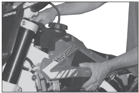 HUSQVARNA TE 450 - HOW TO REMOVE THE TANK (TC-TXC) - 5