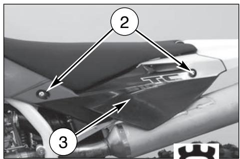 HUSQVARNA TE 450 - ADJUSTING THE SHOCK ABSORBER SPRING PRELOAD - 3