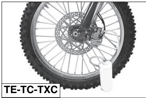 HUSQVARNA TE 450 - FRONT BRAKING SYSTEM BLEEDING (TE, TC, TXC) - 4