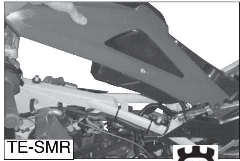 HUSQVARNA TE 450 - HOW TO REMOVE THE TANK (TE-SMR) - 5