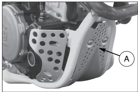 HUSQVARNA TXC 450 - ENGINE OIL REPLACEMENT AND BAG FILTERS-FILTER CARTRIDGE CLEANING OR REPLACEMENT - 2