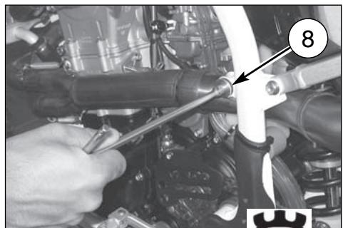 HUSQVARNA TXC 450 - Reemplacement du material insonorisant du silencieux - 5