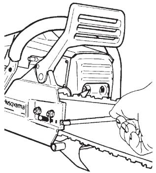 HUSQVARNA 3120 XP - Fitting the bar and chain - 7